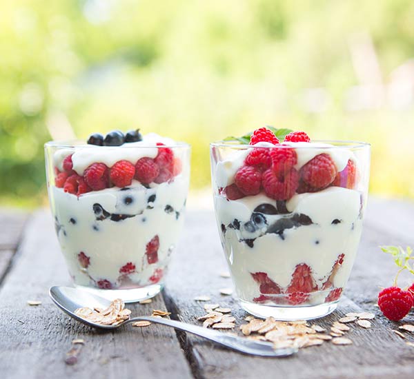 Berries, yoghurt and oats in a no cook recipe for yoghurt parfait
